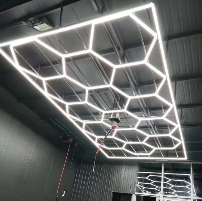 Lampe de plafond hexagone nid d'abeille garage 230V 2.4m x 4.8m Led blanc  550W 6500k Detailing Barber - Discount AutoSport