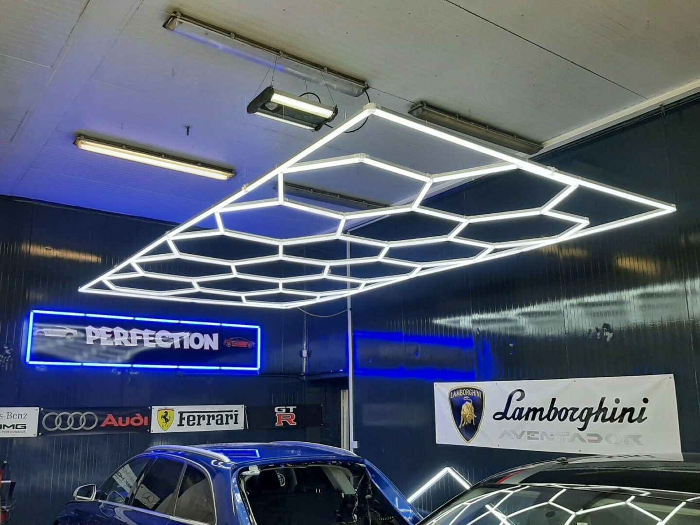 Lumière de garage en nid d'abeille, lumière LED hexagonale personnalisée  pour lavage de voiture, magasin de beauté, atelier de placage de film sans  poussière, éclairage d'atelier de réparation : : Auto