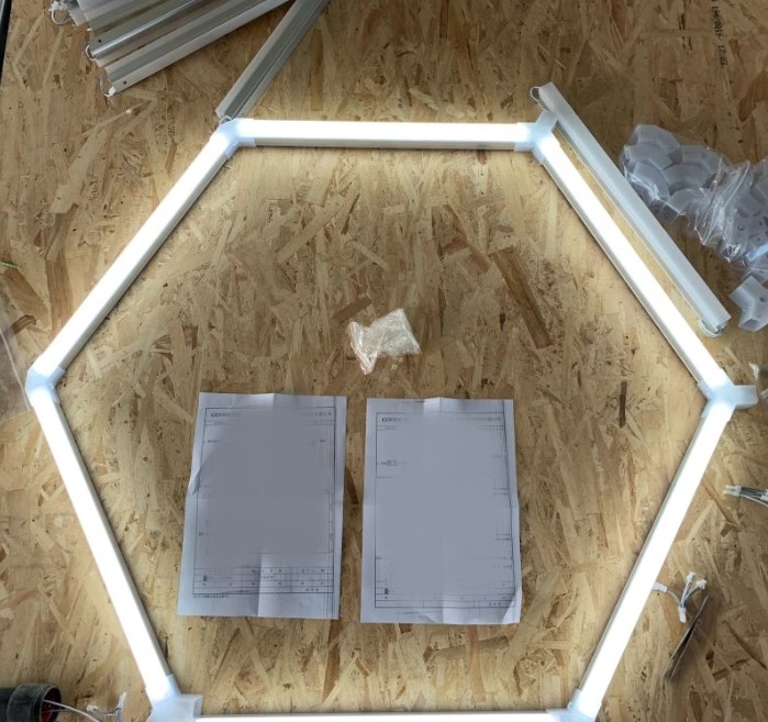 Sechseckige LED-Leuchte Waben-Deckenleuchte 16 Dreiecke 5.5m x 2.8m Led  blanc 360W 6500k 230V Detailing Garage Barber - Discount AutoSport