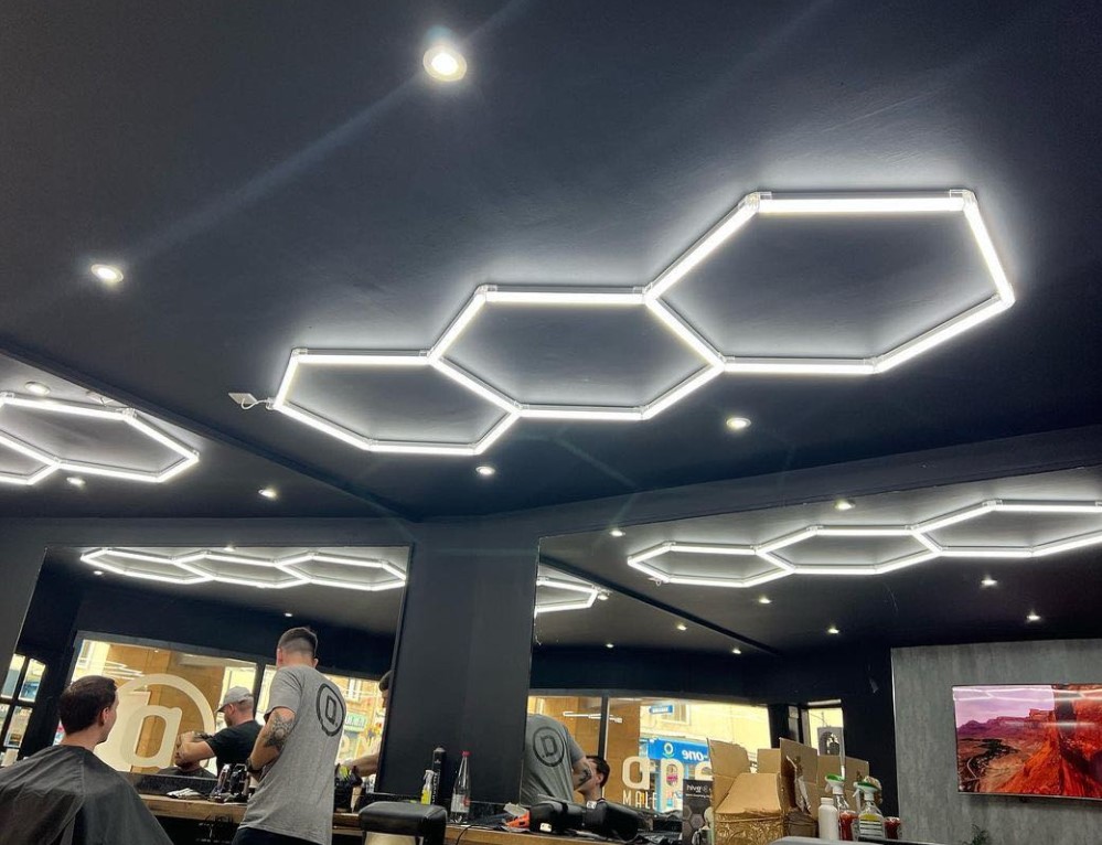 Lampe de plafond 19 hexagone nid d'abeille 5.7M X 2.4M Led blanc 450W 6500K  230V Detailing Garage Barber - Discount AutoSport