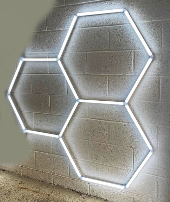 Lampe de plafond hexagone nid d'abeille garage 230V 2.4m x 4.8m Led blanc  550W 6500k Detailing Barber - Discount AutoSport