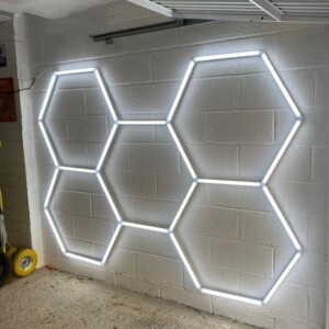 Lampe de plafond hexagone nid d'abeille garage 230V 2.4m x 4.8m Led blanc  550W 6500k Detailing Barber - Discount AutoSport