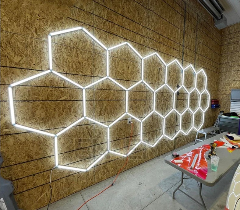 Lampe de plafond 19 hexagone nid d'abeille 5.7M X 2.4M Led blanc 450W 6500K  230V Detailing Garage Barber - Discount AutoSport