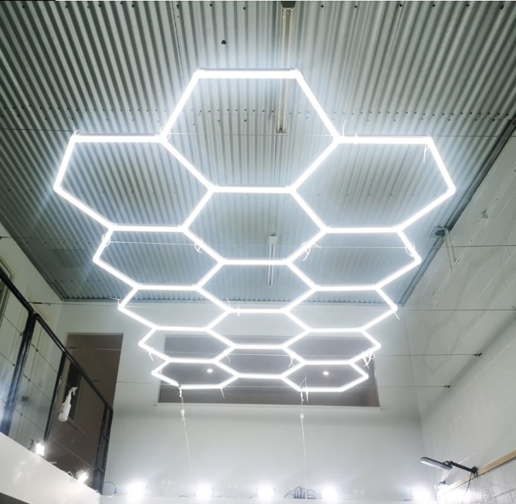 Lampe de plafond 19 hexagone nid d'abeille 5.7M X 2.4M Led blanc 450W 6500K  230V Detailing Garage Barber - Discount AutoSport