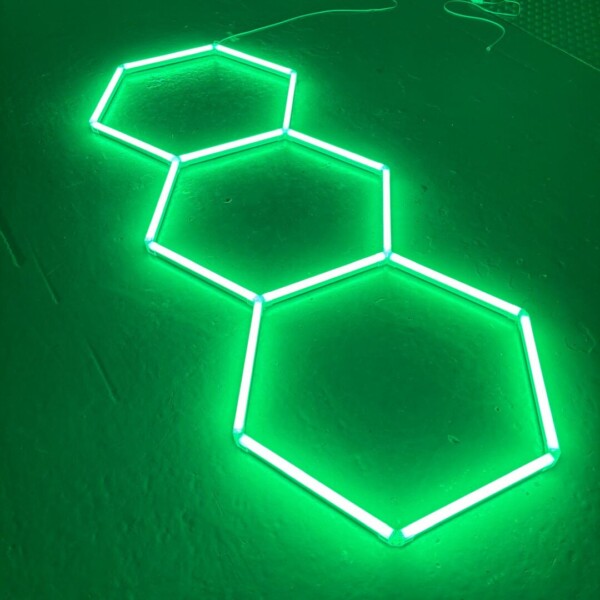 Lámpara 3 hexágonos alineados nido de abeja techo 3M x 1,2M verde 130W 6500k Detallado Garaje Peluquero - Imagen 2