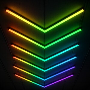 Lampe LED de plafond flèche 120° RGB – 80 x 30 cm – 3,6 W – 230V – IP44 – Contrôle Bluetooth
